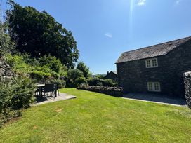 A garden with a table and chairs at Stone Arthur Cottage in Grasmere