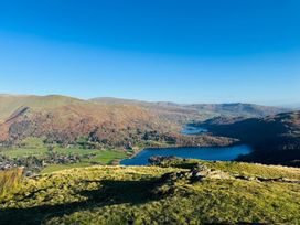 A view of mountains and lakes in the landscape at Stone Arthur Cottage in Grasmere