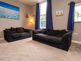 A living room with two sofas and a lamp at The Corner House in Scarborough