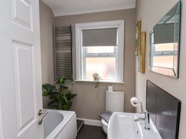 A bathroom with a sink, toilet, and bathtub at The Corner House in Scarborough