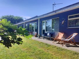 A building with chairs and table in the outdoor area at Driftwood in Dartmouth