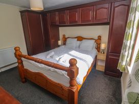 A bedroom with a bed and wardrobe at 28 Guildford Road 