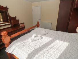 A bedroom with a bed and mirror at 28 Guildford Road