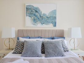 A bedroom with a bed, pillows, bedside tables, and lamps at FLAT 1 53a Broad Street (1 Bedroom Sleeping 2) Lyme Regis