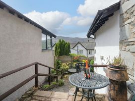 A garden with a table and chairs at Hollens Cottage in Grasmere