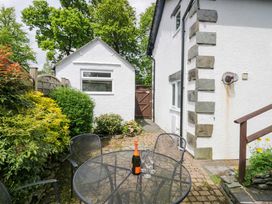 A garden with a table and chairs at Hollens Cottage in Grasmere