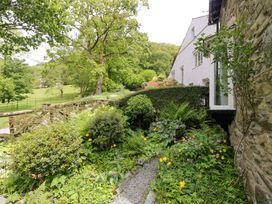 A garden with plants and a path at Hollens Cottage in Grasmere