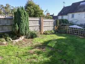 A garden with grass and a tree at Miller's Cottage in Puddletown