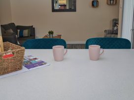 A kitchen with cups and a basket on a countertop at Ramson in Saltburn-By-The-Sea