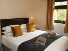 A bedroom with a bed and towels at Cowslip in Saltburn-By-The-Sea