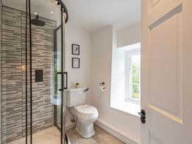 A bathroom with a shower and toilet at Snowdonia Manor in Dolgellau