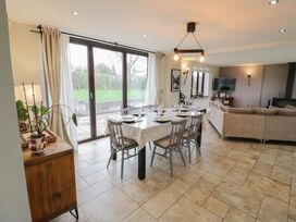 A dining room with a table and chairs at Little Acre in Church Lench near Harvington
