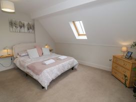 A bedroom with a bed and bedside lamps at Little Acre Church Lench near Harvington
