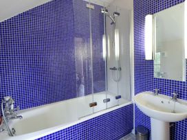 A bathroom with a bathtub and washbasin at Bryn Isaf in Swyddffynnon near Pontrhydfendigaid