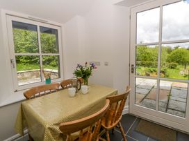 A dining room with a table and chairs at Ty Cellin in Swyddffynnon near Pontrhydfendigaid