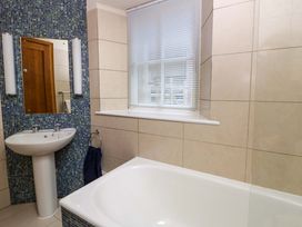 A bathroom with a bathtub and sink at Ty Cellin in Swyddffynnon near Pontrhydfendigaid