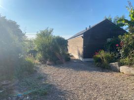 An outdoor area with gravel pathway and a building at Mys Hedra Farm in Penzance