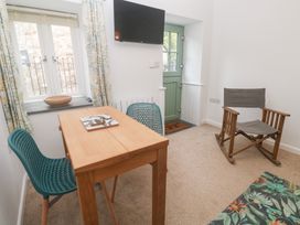 A dining room with a table and chairs at Mys Hedra Farm in St Buryan