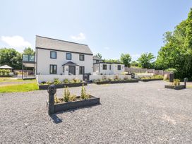 A house with garden and parking area at Boathyde Northam