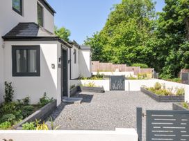 A front yard with gravel driveway and garden beds at Boathyde, Northam