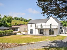A house with a balcony and garden at Boathyde in Northam