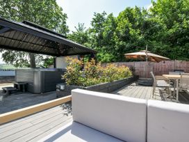 A garden with a hot tub and dining area at Boathyde in Northam