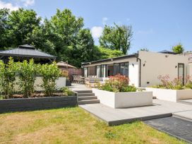An outdoor area with a house and garden at Boathyde in Northam