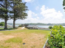 A garden with grass and trees at Boathyde in Northam