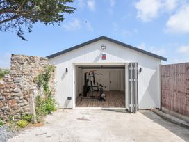 A garage with exercise equipment at Boathyde Northam