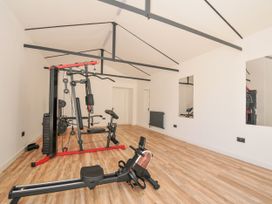 A gym with exercise machines and mirrors at Boathyde in Northam