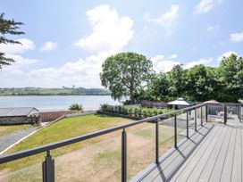 A garden with a view of the water at Boathyde in Northam