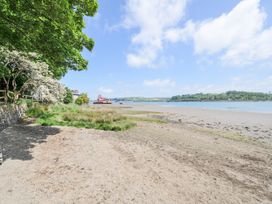 A shoreline with a boat and trees at Boathyde, Northam