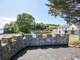 An outdoor view of a building and garden at Boathyde in Northam