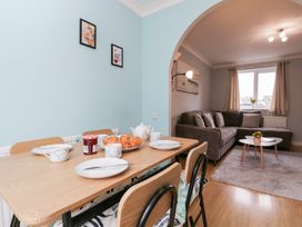 A dining area with a table and chairs at 20 Honeycroft, Bourton-On-The-Water