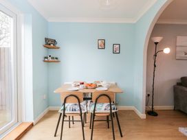 A dining room with a table and chairs at 20 Honeycroft Bourton-On-The-Water