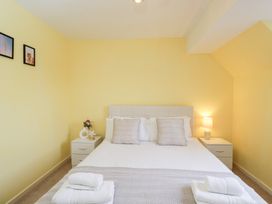 A bedroom with a bed and bedside table at 20 Honeycroft Bourton-On-The-Water