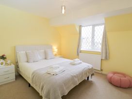A bedroom with a bed and nightstand at 20 Honeycroft Bourton-On-The-Water