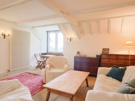 A living room with sofas and a table at Hole House in Branscombe