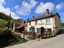 A pub with outdoor seating at The Fountainhead in Branscombe
