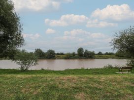 Mooffitch Riverview Hut - Cotswolds - 1161989 - thumbnail photo 20