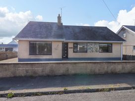 A house with a front garden at Morannedd in Morfa Nefyn