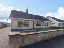 A bungalow with a garden and driveway at Morannedd in Morfa Nefyn
