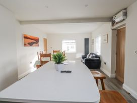 A dining room with a table and chairs at Morannedd Morfa Nefyn