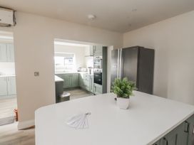 A kitchen with a countertop and kitchen appliances at Morannedd in Morfa Nefyn
