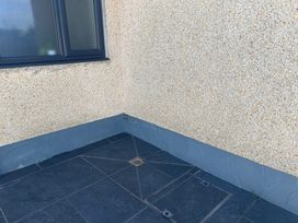 A corner with a window and tiled floor at Morannedd in Morfa Nefyn
