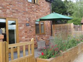 An outdoor area with a table and chairs at The Cartshed in Defford
