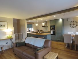 A kitchen with a dining area and seating at The Cartshed in Defford