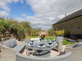 A garden with seating and a table at Halshanger Barn Newton Abbot