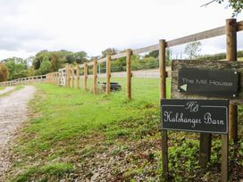A path and signs at Halshanger Barn in Newton Abbot