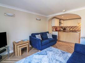 A living room with a sofa and a coffee table at 6 Dartmouth House in Dartmouth
